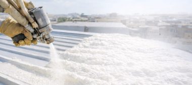 بنر شركة عزل فوم بالخرج باستخدام فوم البولي يوريثان للعزل المائي والحراري